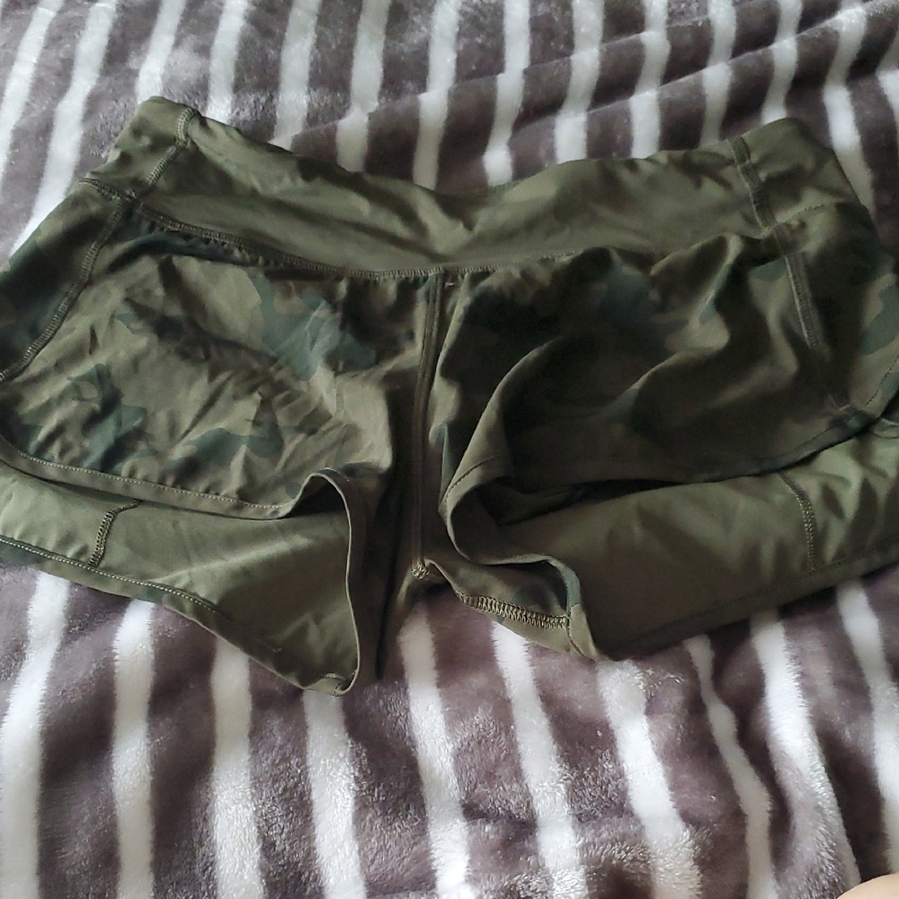 Lululemon Green Camo Athletic Shorts Lightweight Moisture-Wicking